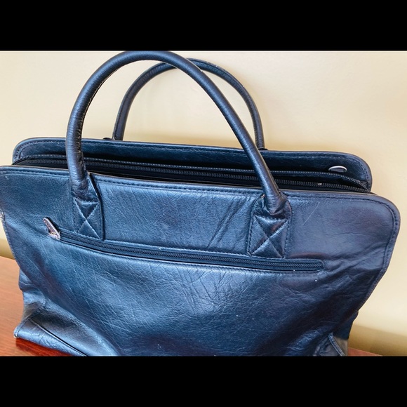 Bundle of Handbags: Danier and Topshop - Picture 5 of 15